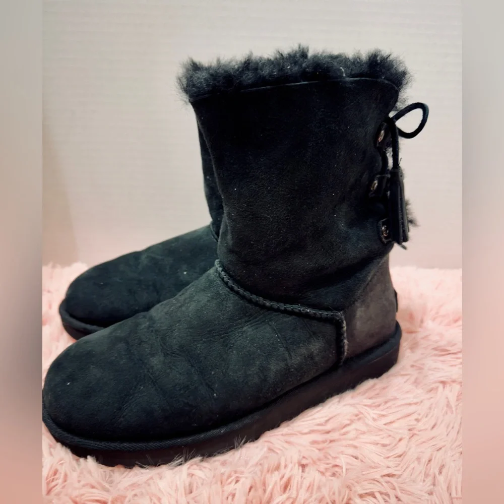 UGG CLASSIC SHORT KRISTABELLE‎ BLACK SUEDE SHEARLING LINE LACE TASSEL BOOTS US 8
